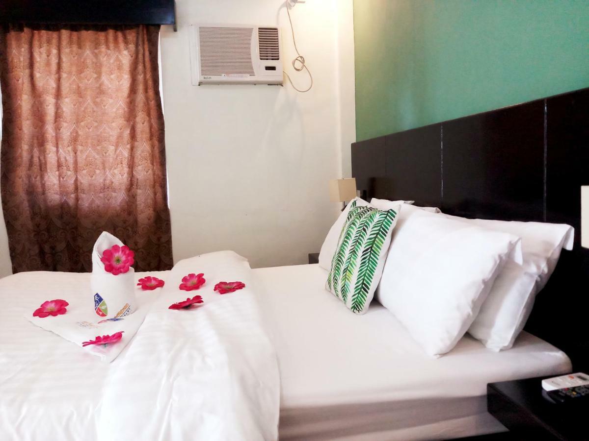 Casa Almarenzo Bed&Breakfast Bolinao Esterno foto